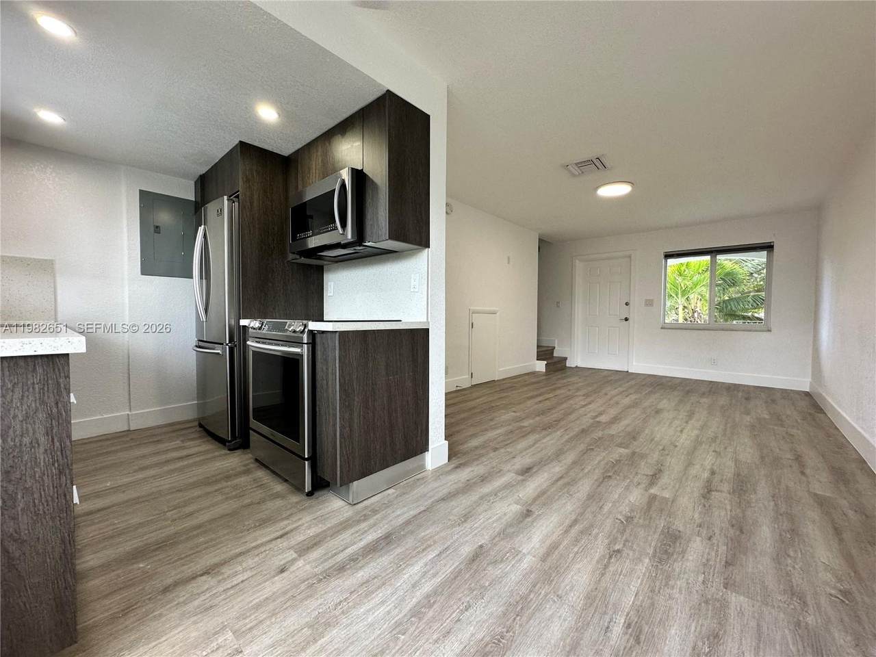 913 17th St - Photo 1