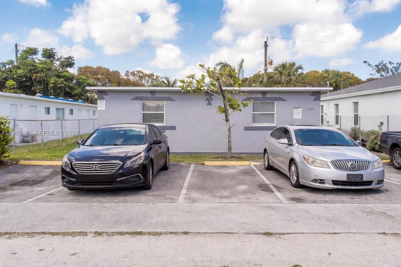 1225 2nd St - Photo 1
