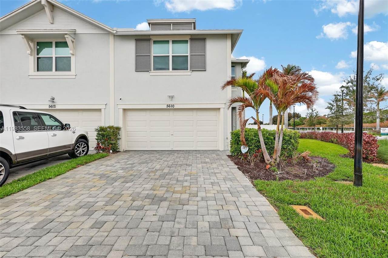 5610 Edgewater Cir - Photo 1