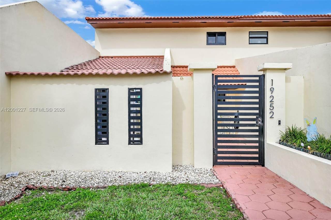 19252 65th Ct - Photo 1