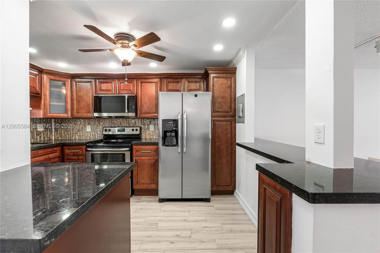711 Hollybrook Dr - Photo 1
