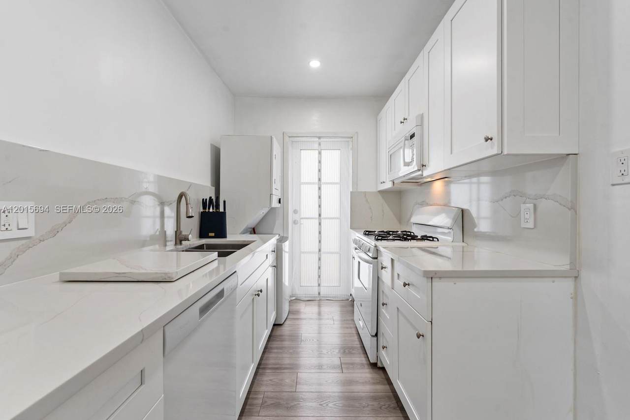8550 Byron Ave - Photo 1