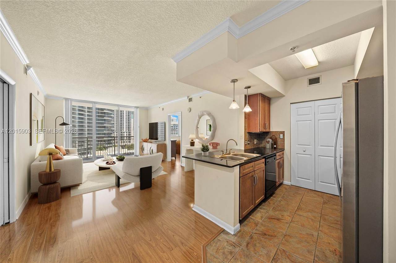 2000 Bayshore Dr - Photo 1