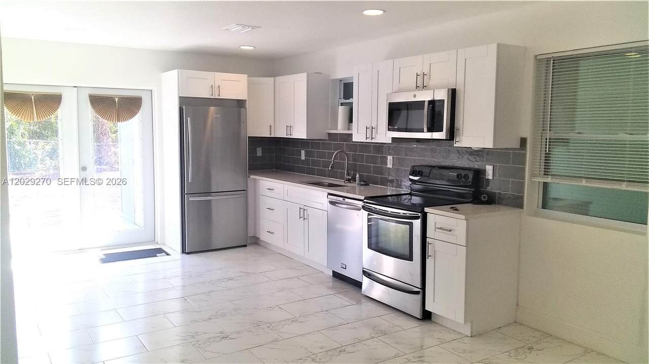 710 52nd St - Photo 1