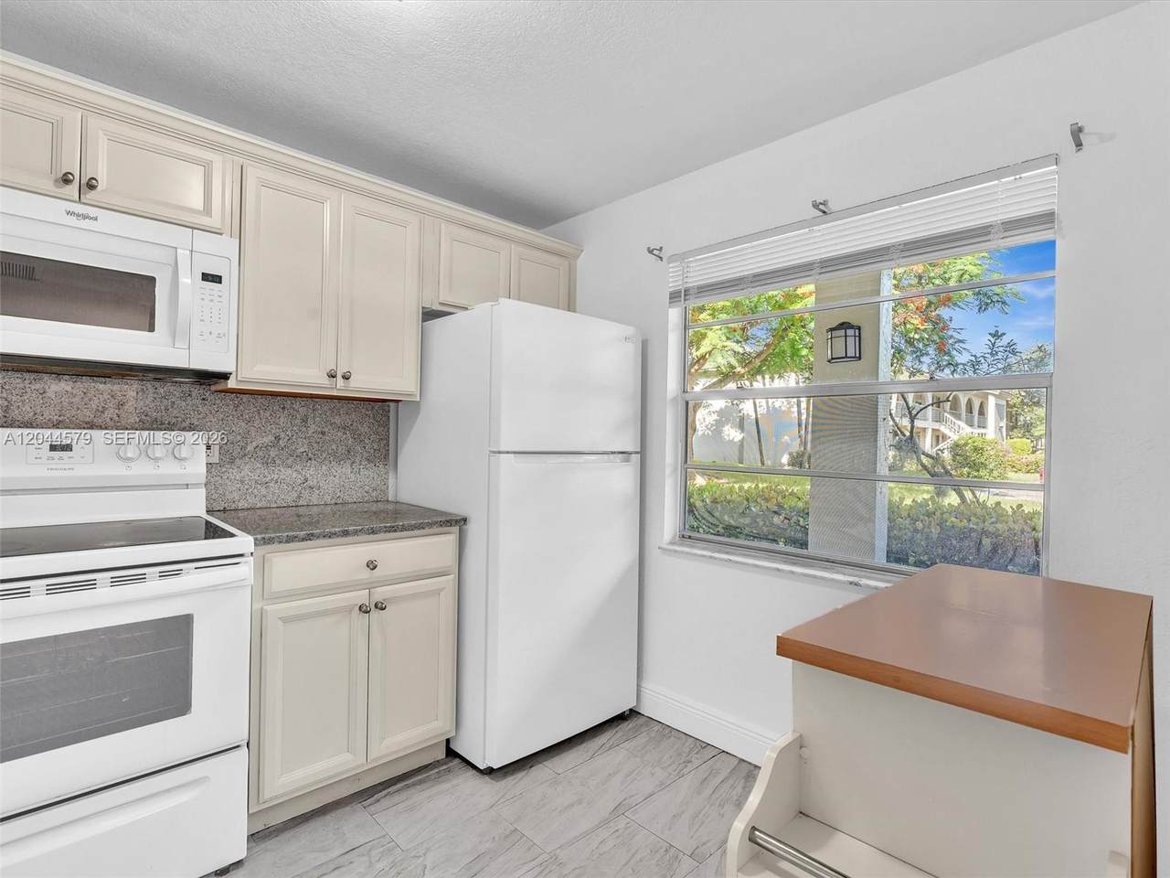 1212 Bahama Bnd - Photo 1