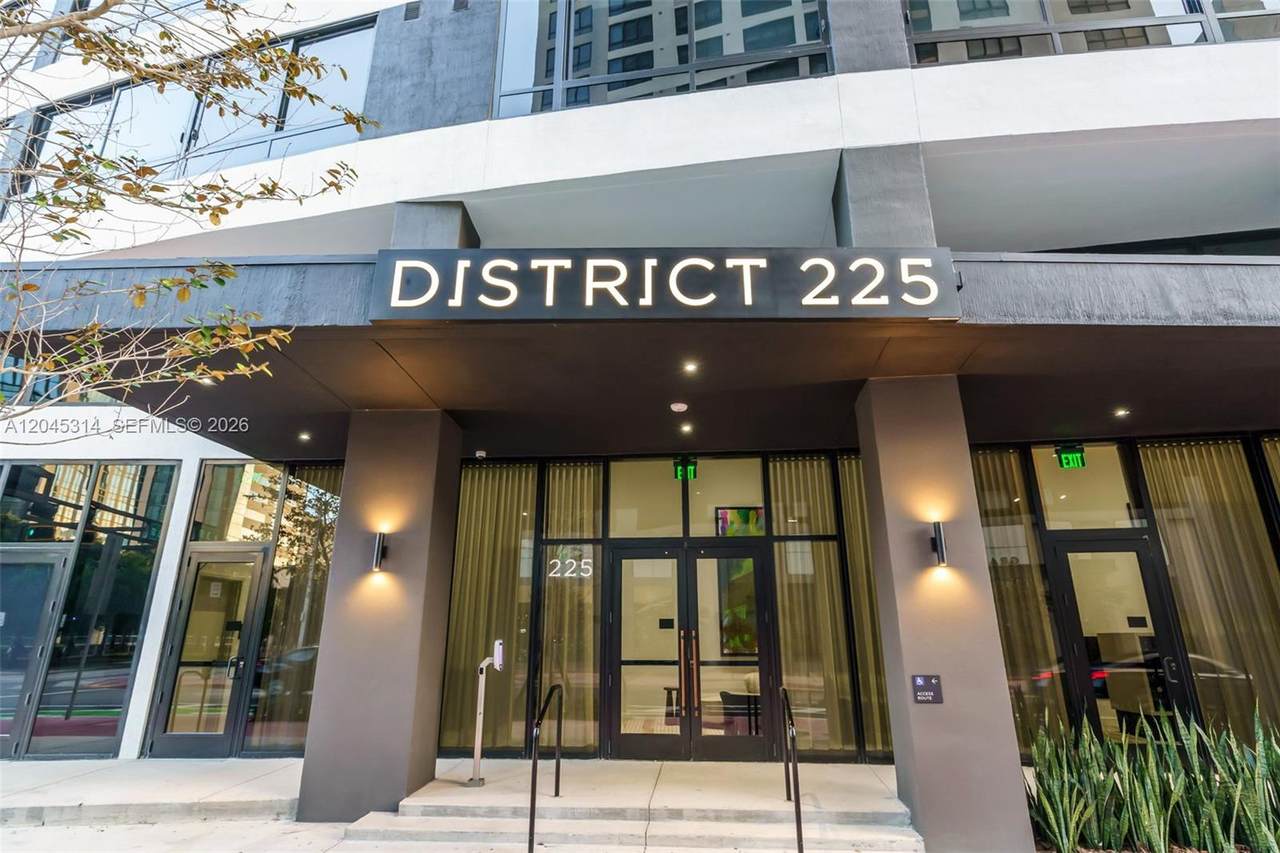225 Miami Ave - Photo 1
