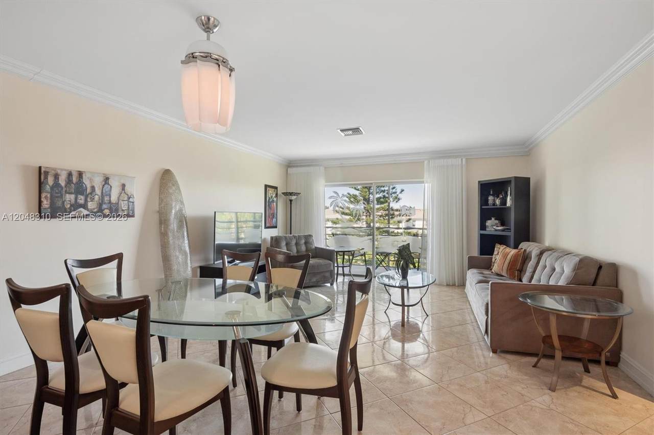1000 Hillcrest Ct - Photo 1