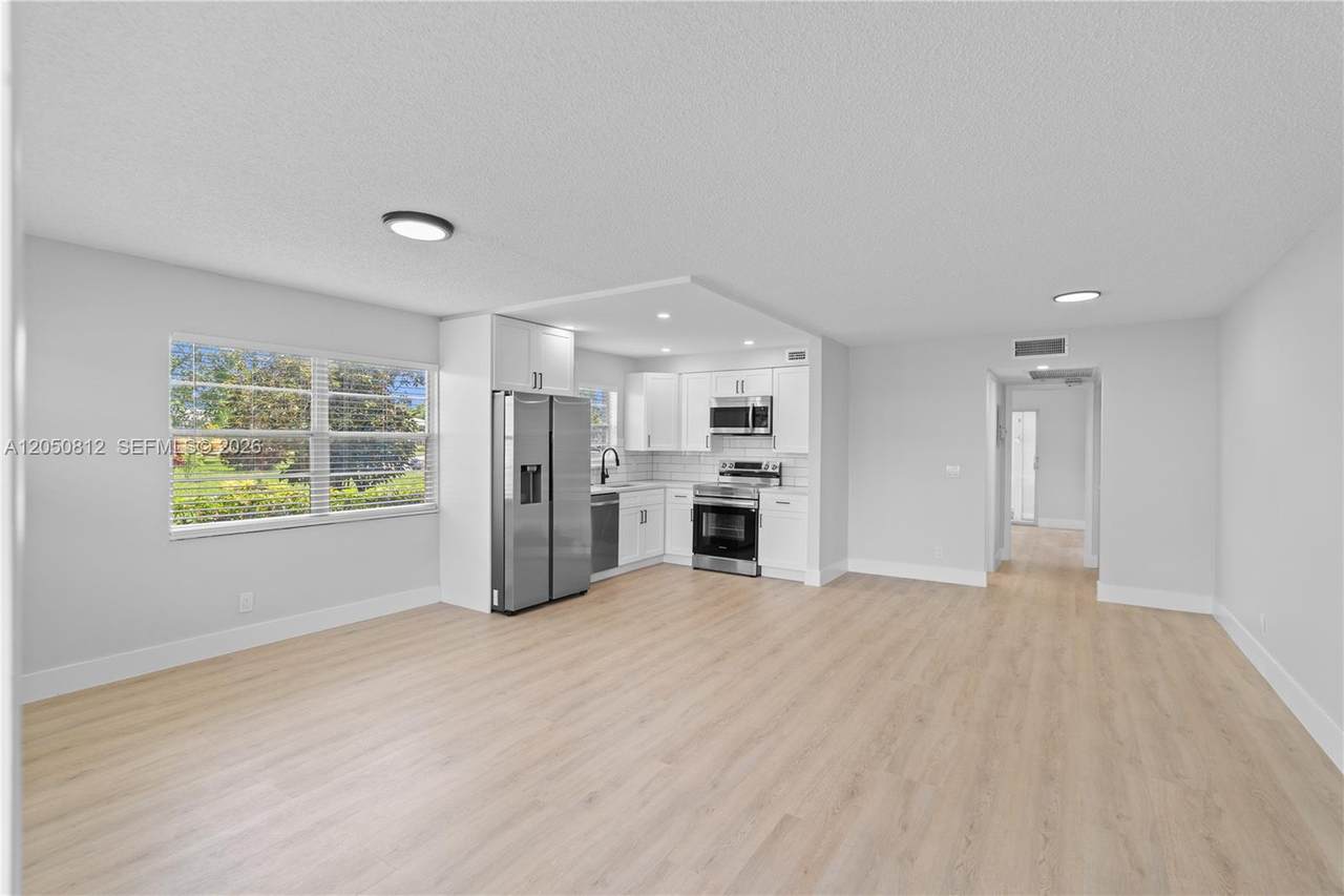 213 Oakridge N - Photo 1
