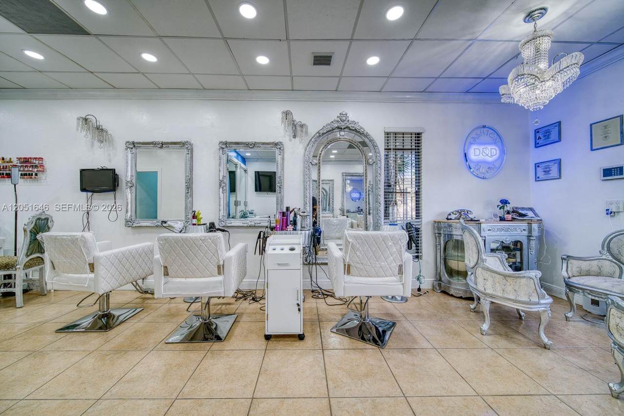 Full service Beauty  Prime Location Close To Sunset Place - Photo 1