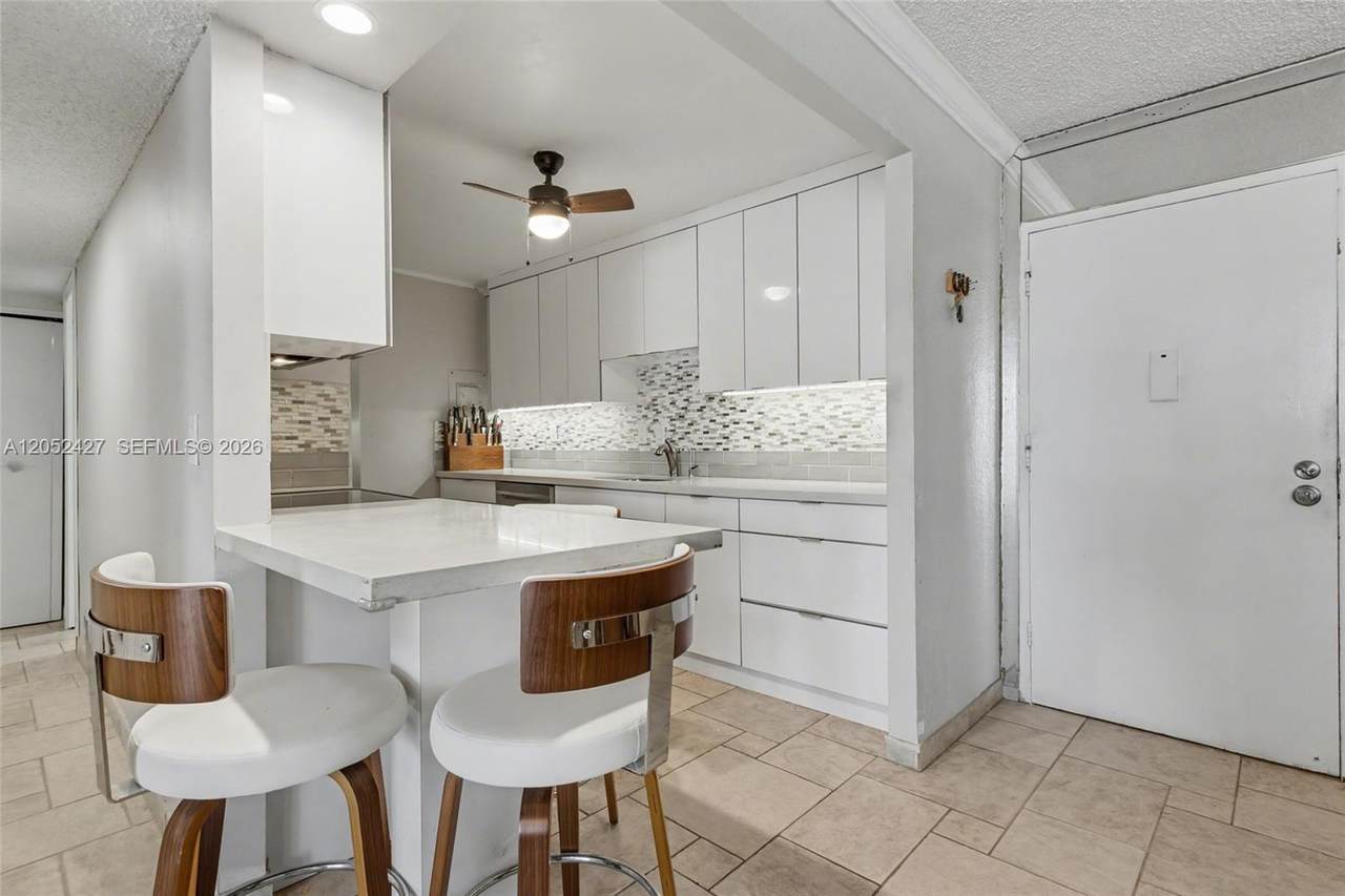 211 Ocean Dr - Photo 1
