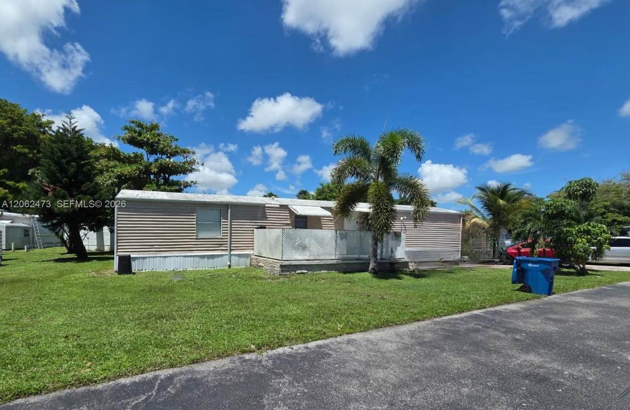 5351 SW 35th St - Photo 1