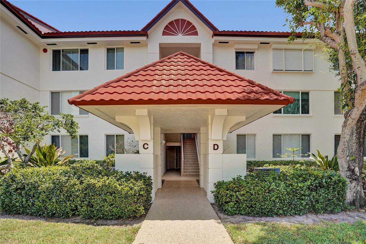 102 Half Moon Cir - Photo 1