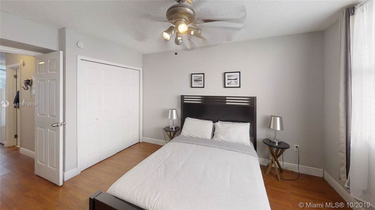 713 Collins Ave - Photo 1