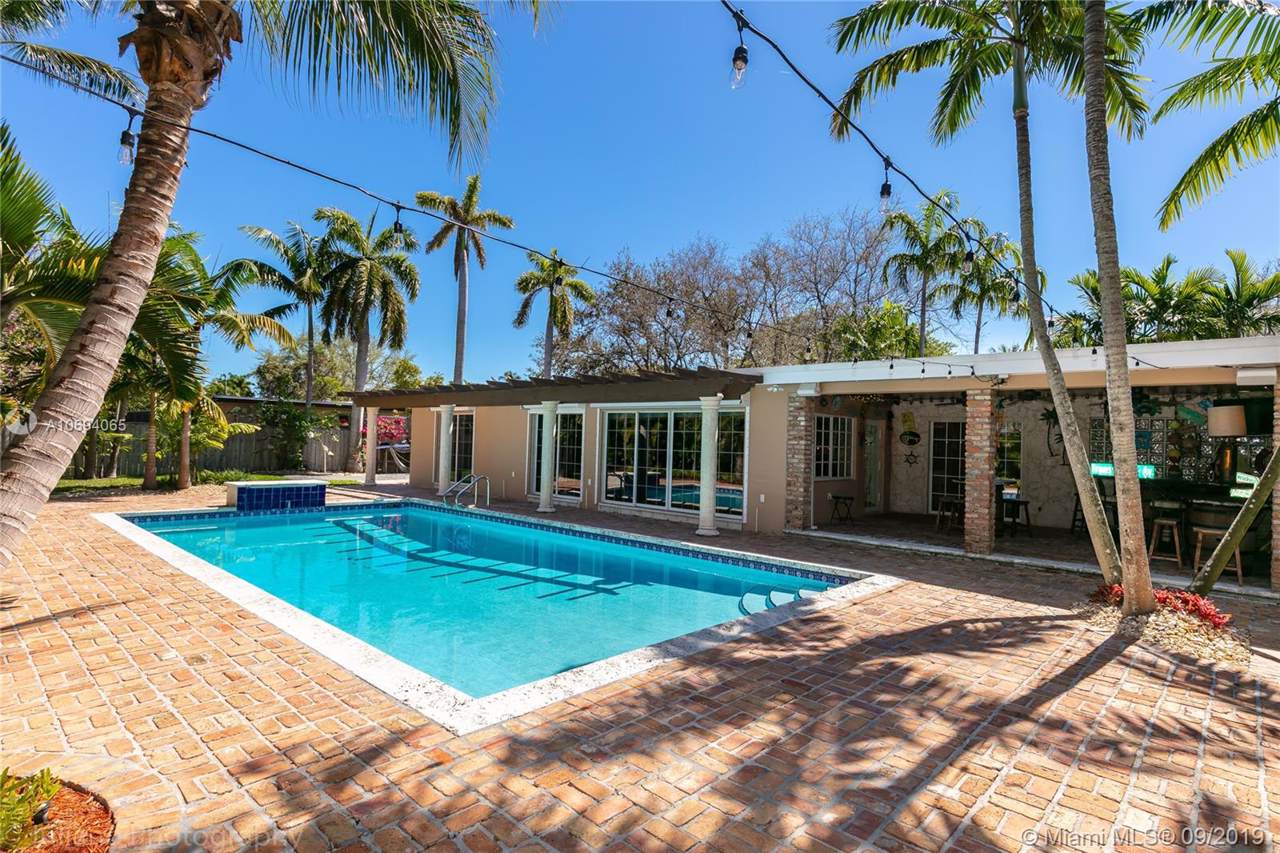 8401 90 St - Photo 1