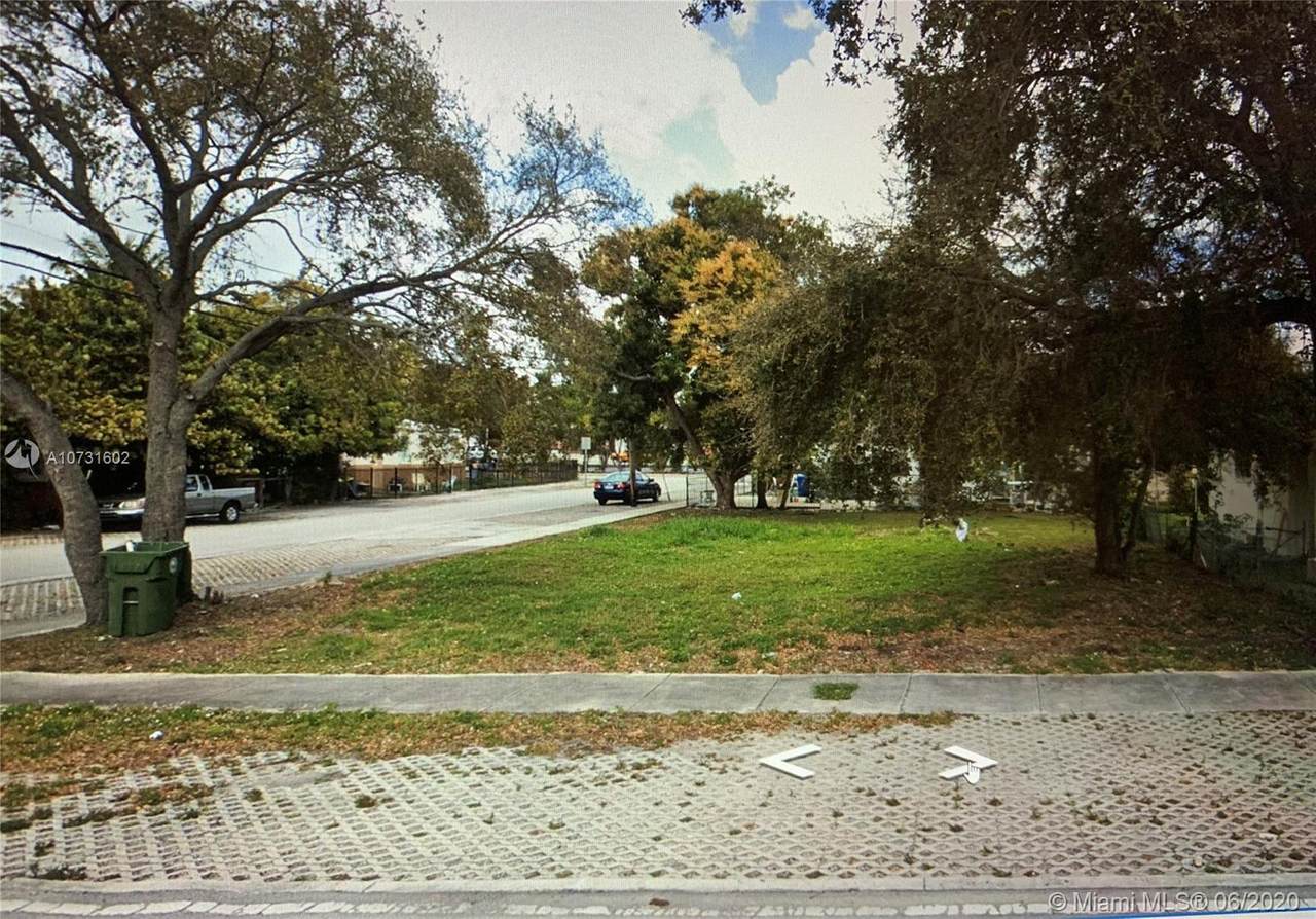 1391 38 St - Photo 1