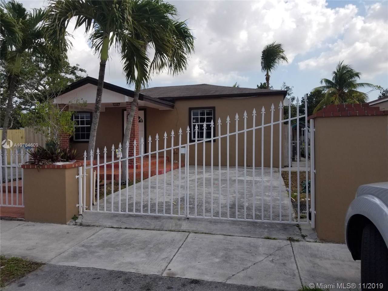 425 65th Ave - Photo 1