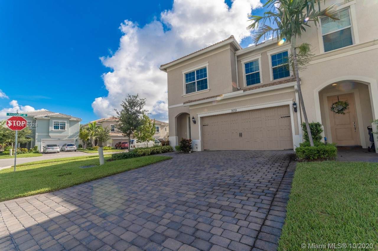 909 Banyan Dr - Photo 1