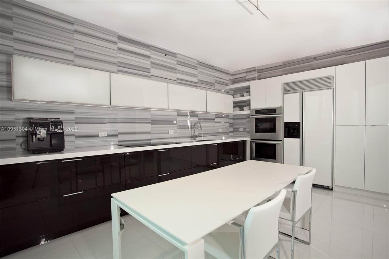 300 Pointe Dr - Photo 1