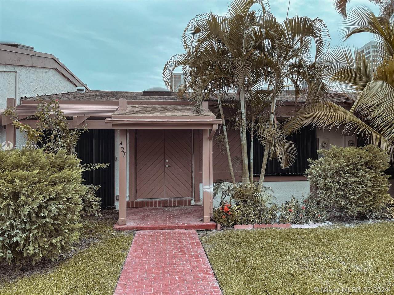 427 Leslie Dr - Photo 1