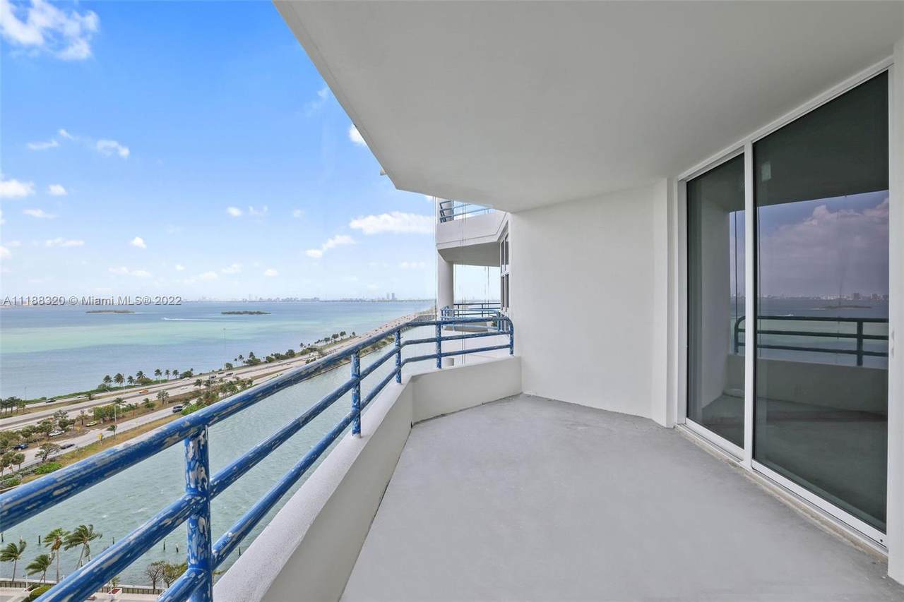555 34th St - Photo 1