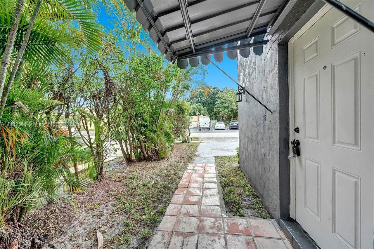447 Sunshine Dr - Photo 1