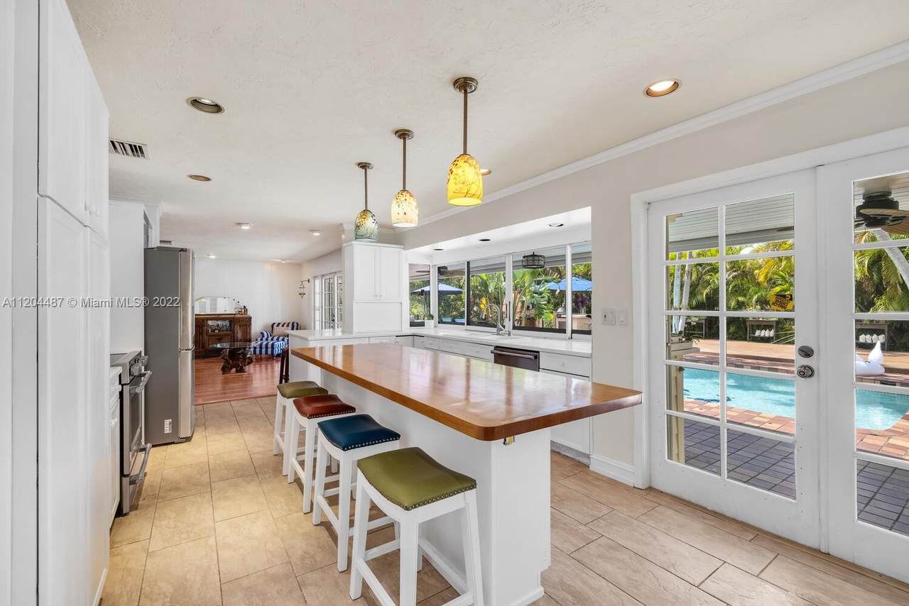 1235 95 St - Photo 1