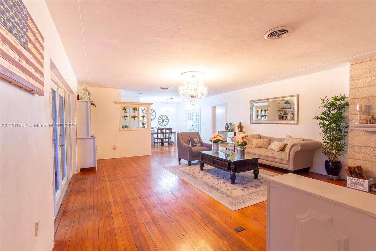 335 20 Street - Photo 1
