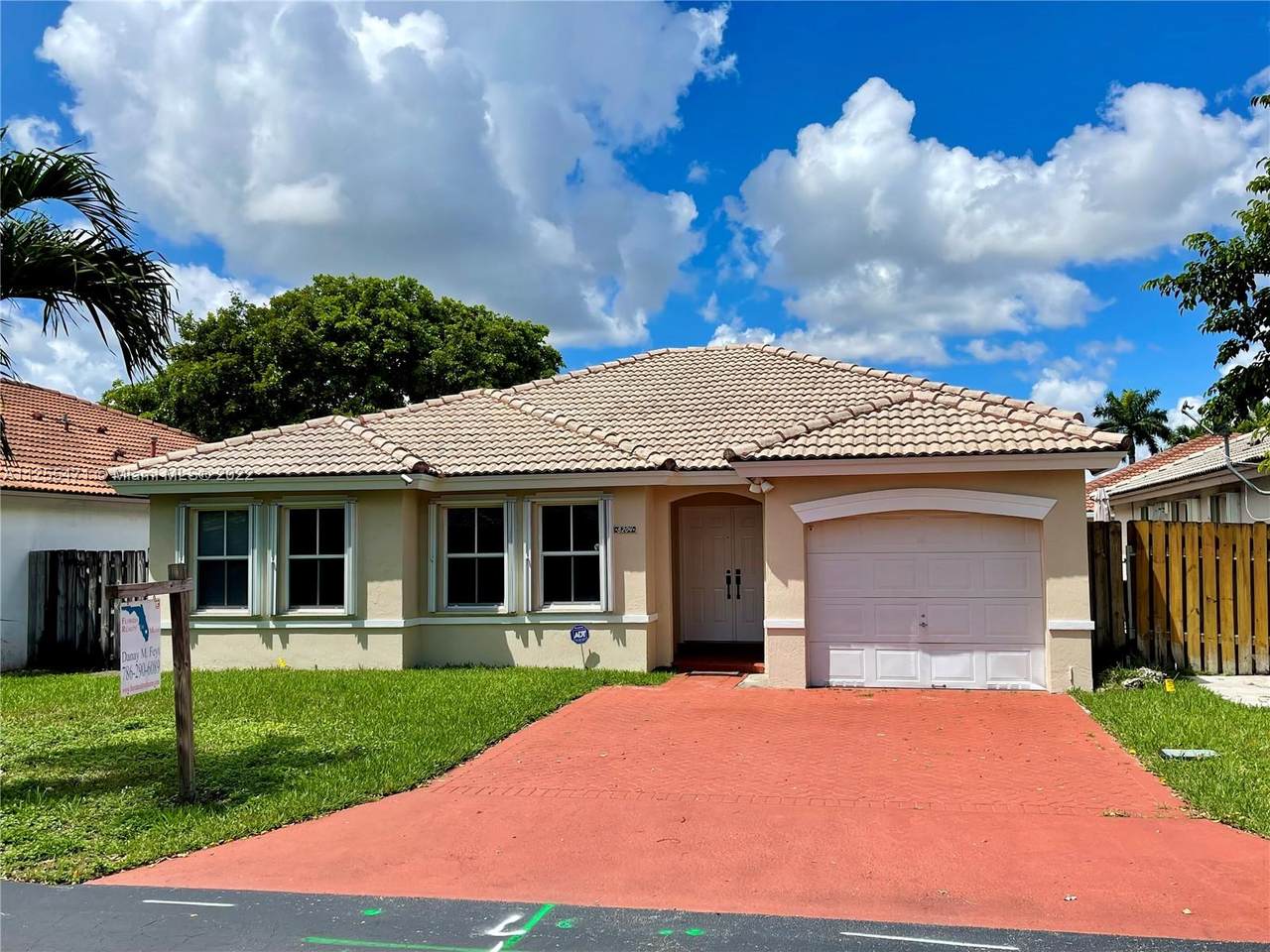 8204 163rd Ct - Photo 1