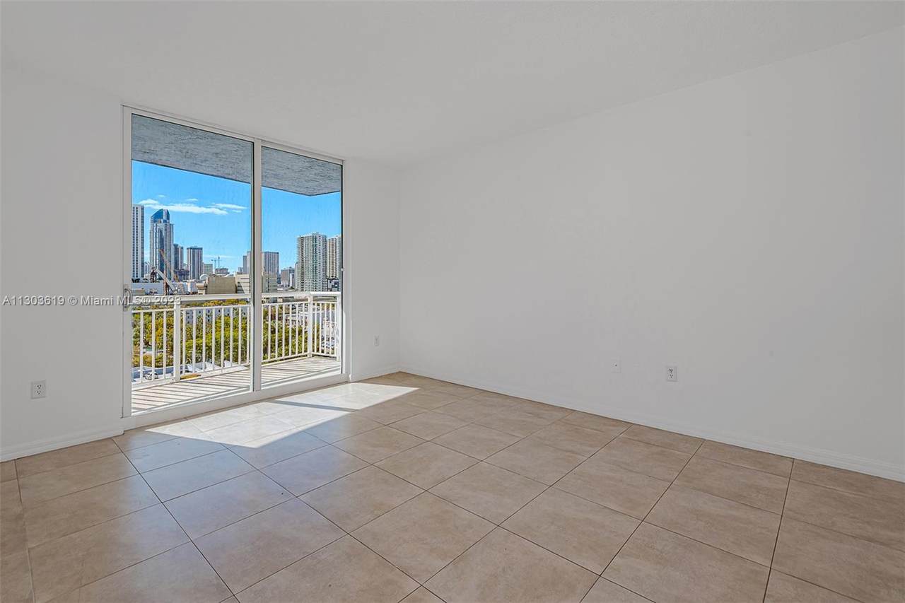 275 18th St - Photo 1