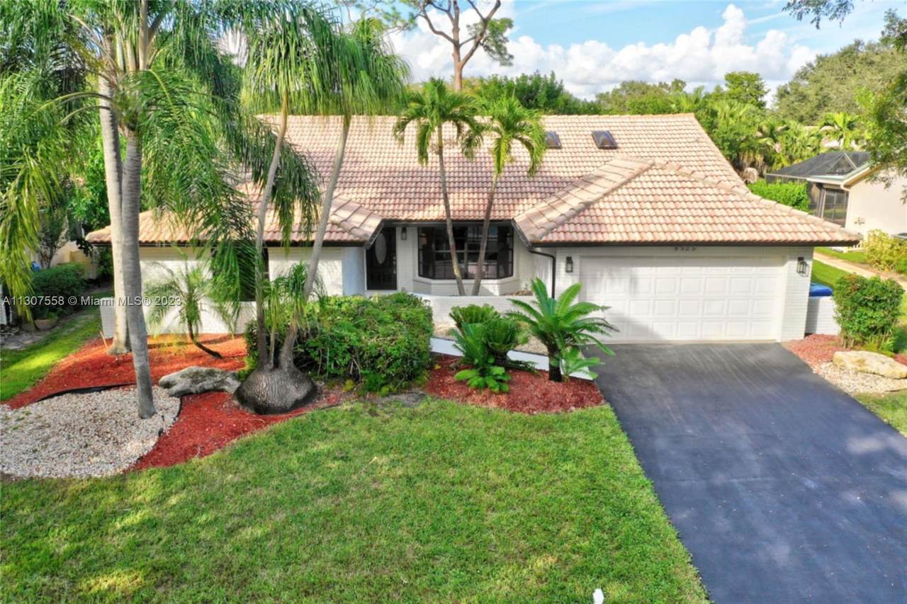 8525 49th Dr - Photo 1