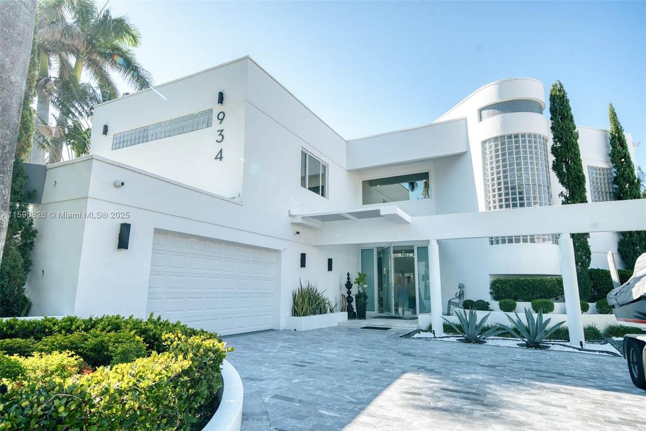 934 Southlake Dr - Photo 1