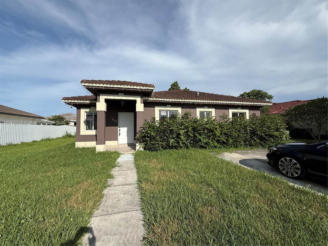 613 14th Pl - Photo 1