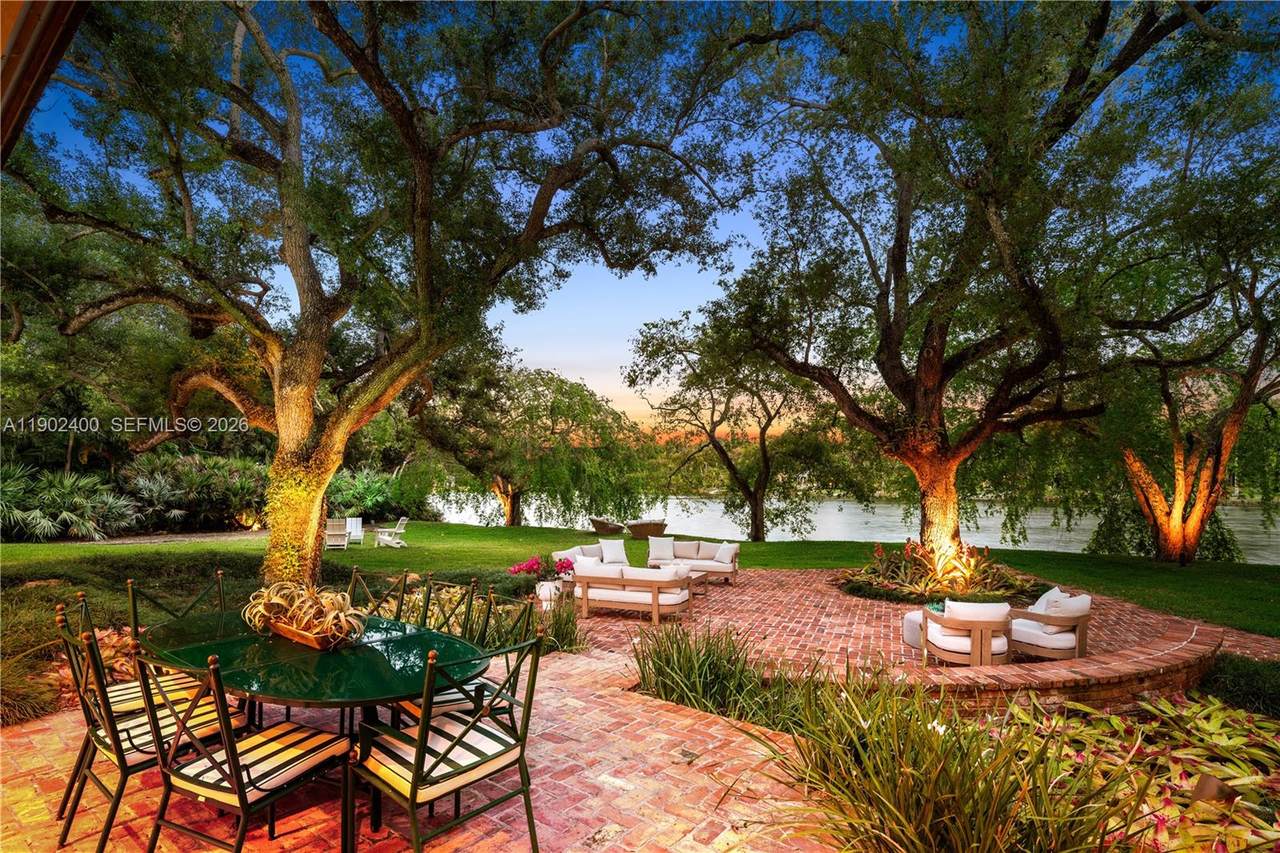 5390 Banyan Dr - Photo 1