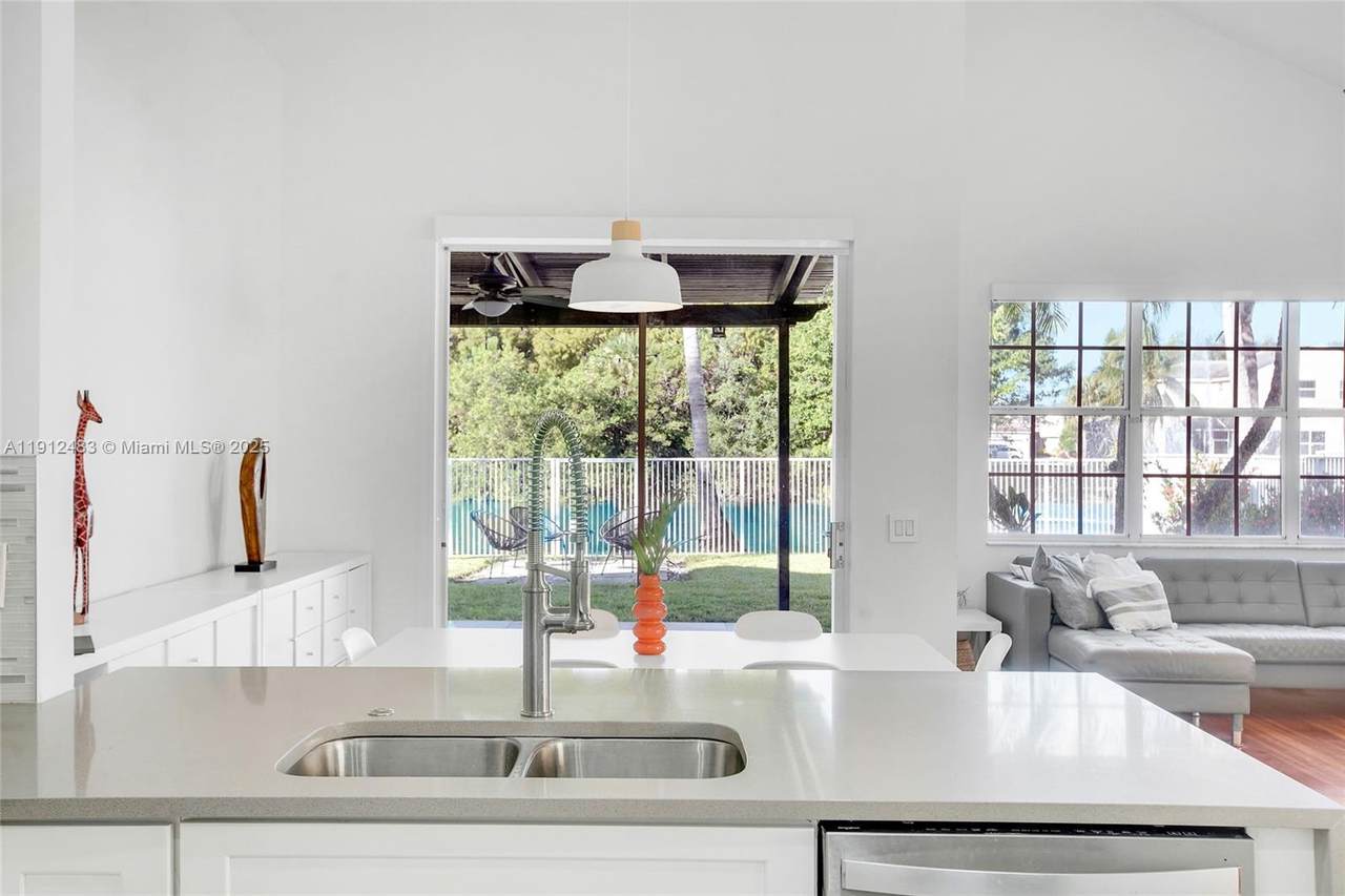 285 Cameron Dr - Photo 1