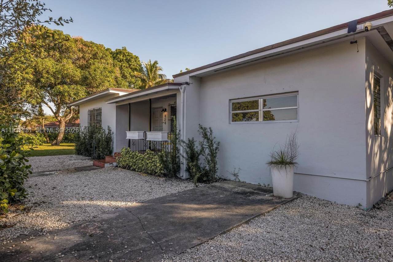 424 53rd St - Photo 1