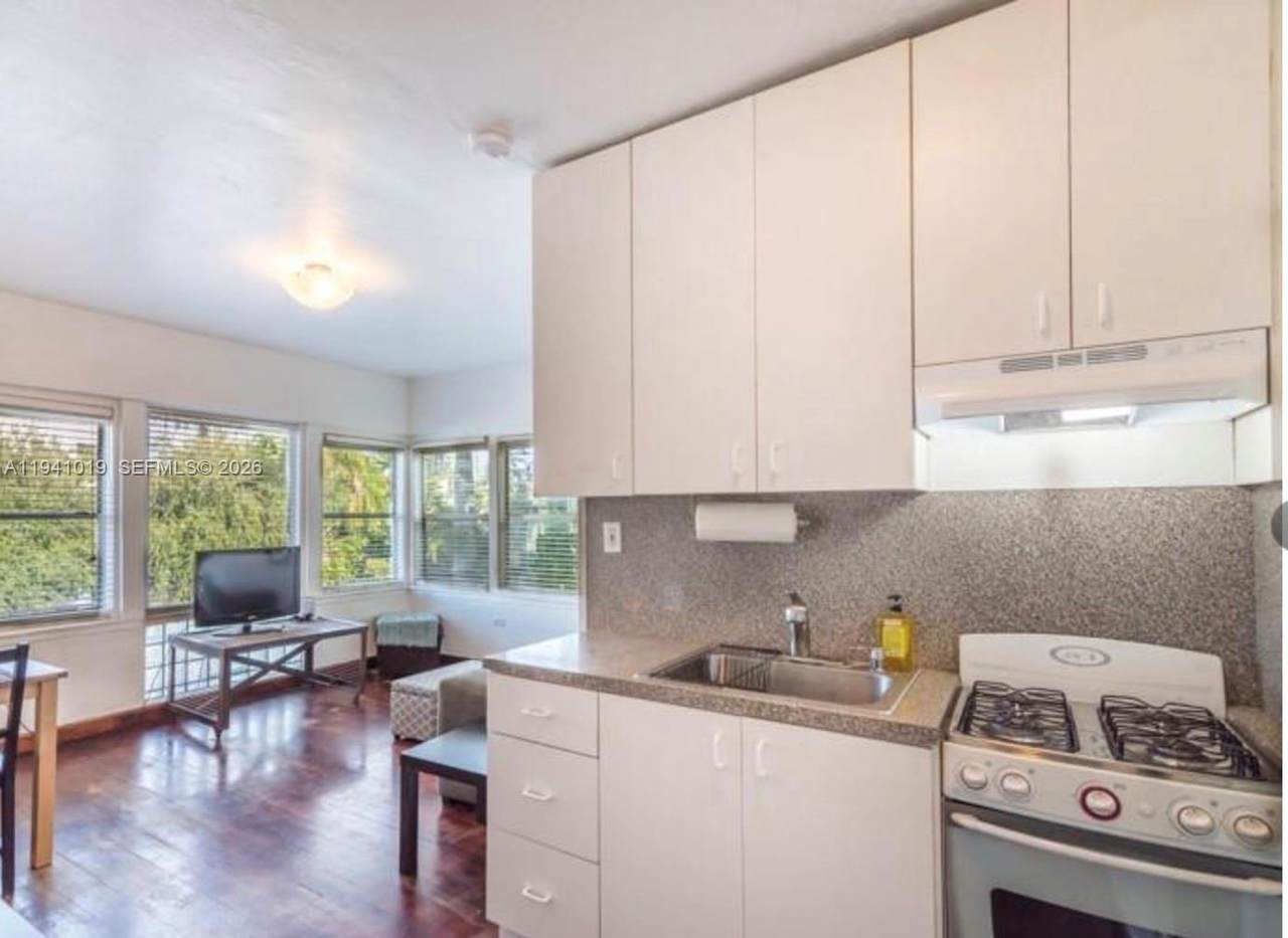 1555 Pennsylvania Ave - Photo 1