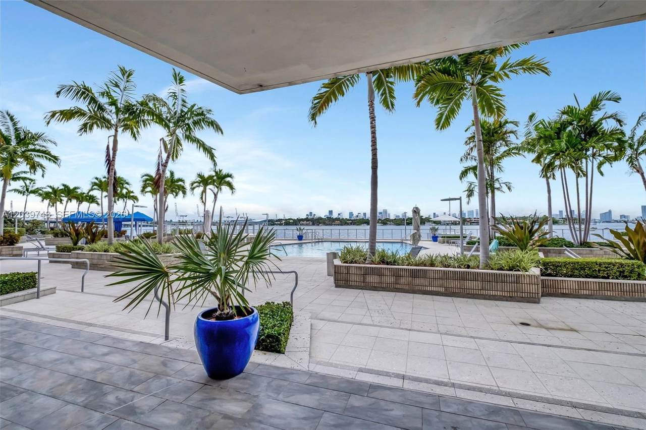 800 West Ave - Photo 1