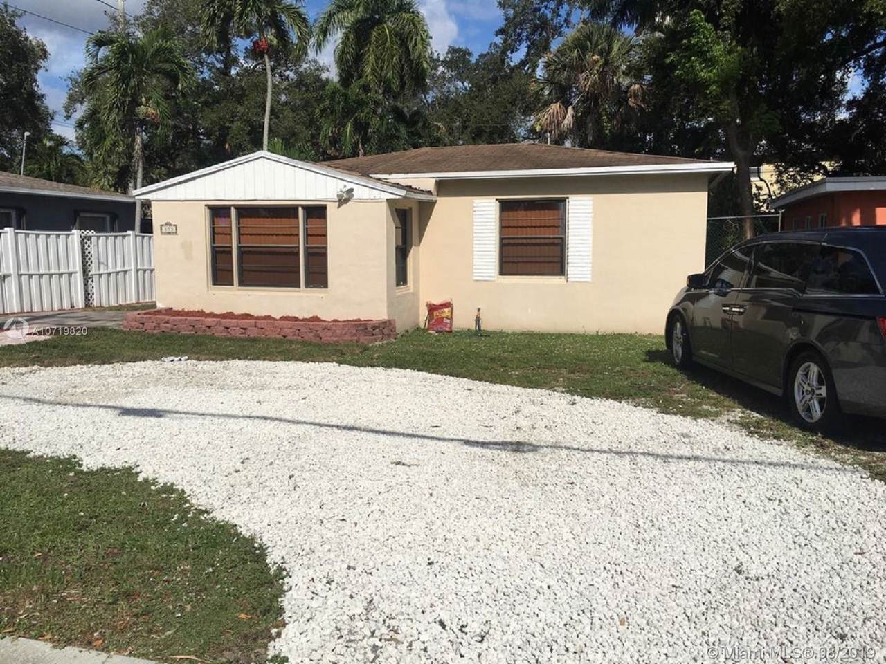 853 12th St - Photo 1