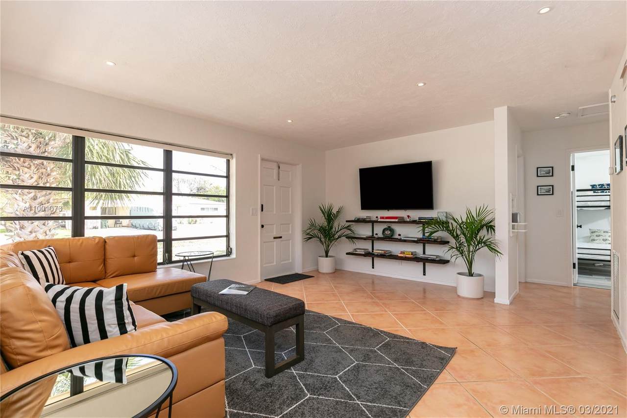 250 21st St - Photo 1