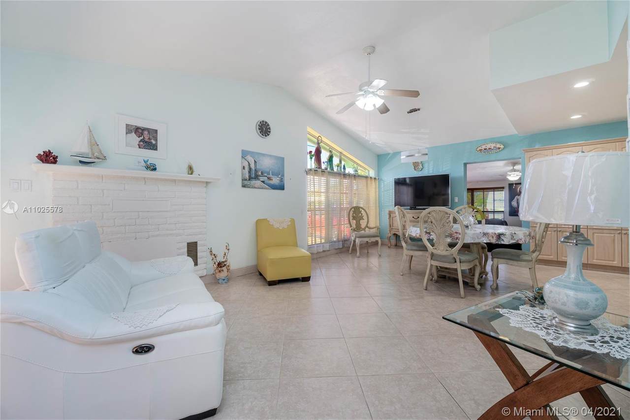 301 41st St - Photo 1