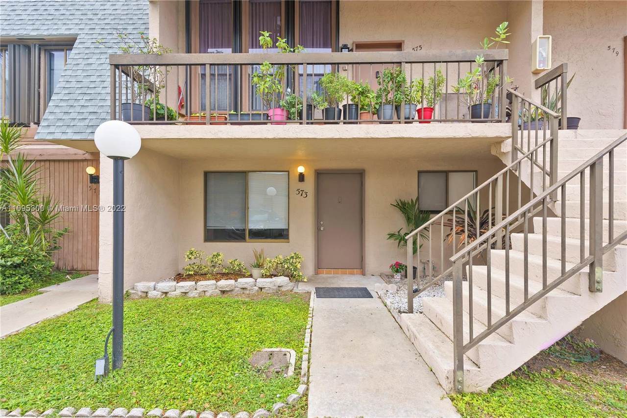 573 University Dr - Photo 1