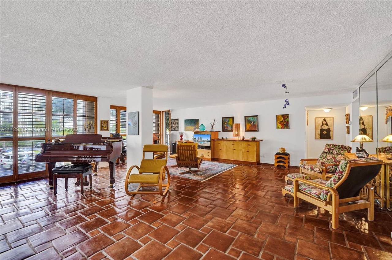 600 Parkview Dr - Photo 1