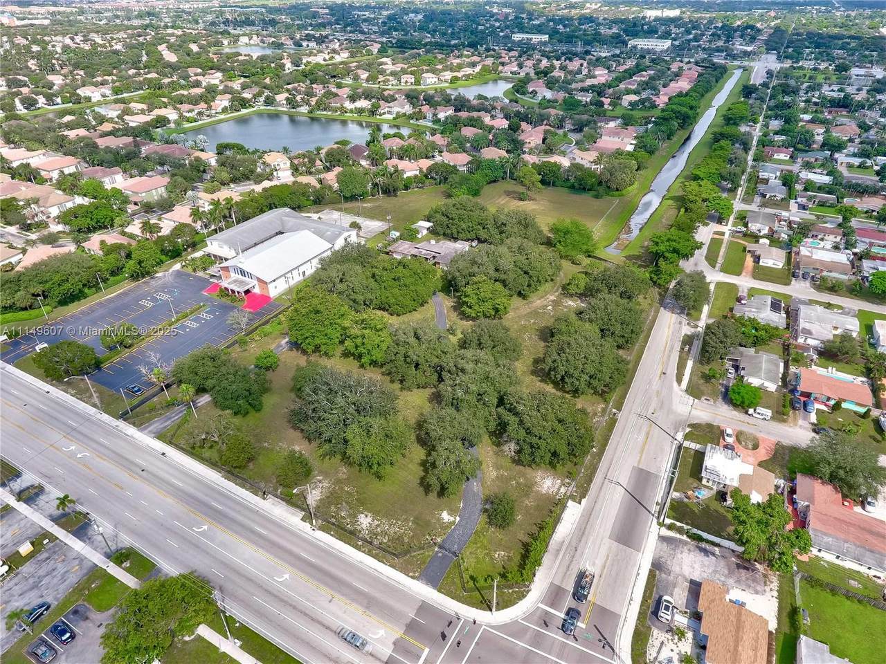 7227 Taft St - Photo 1