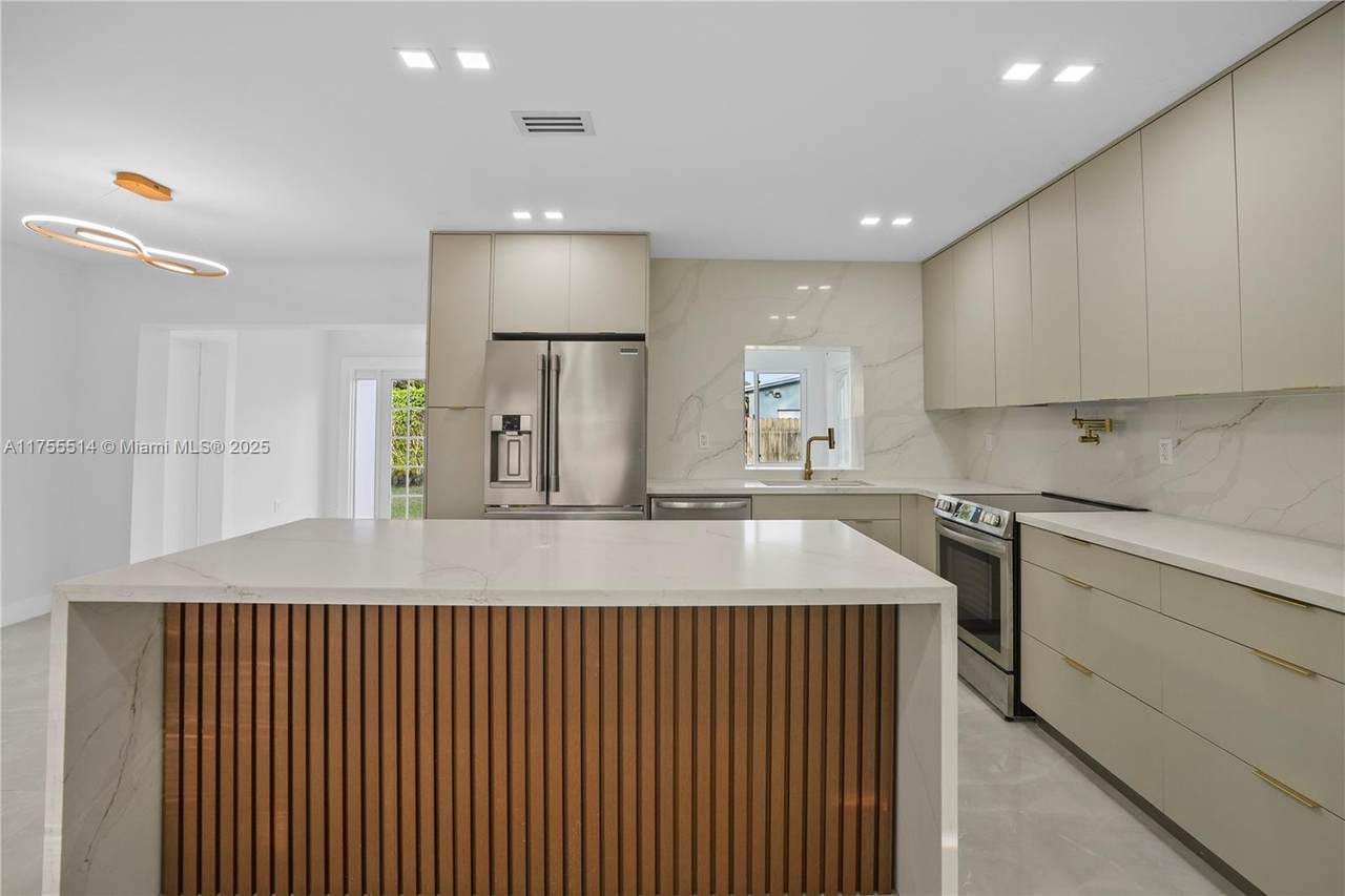 5280 90th Ave - Photo 1