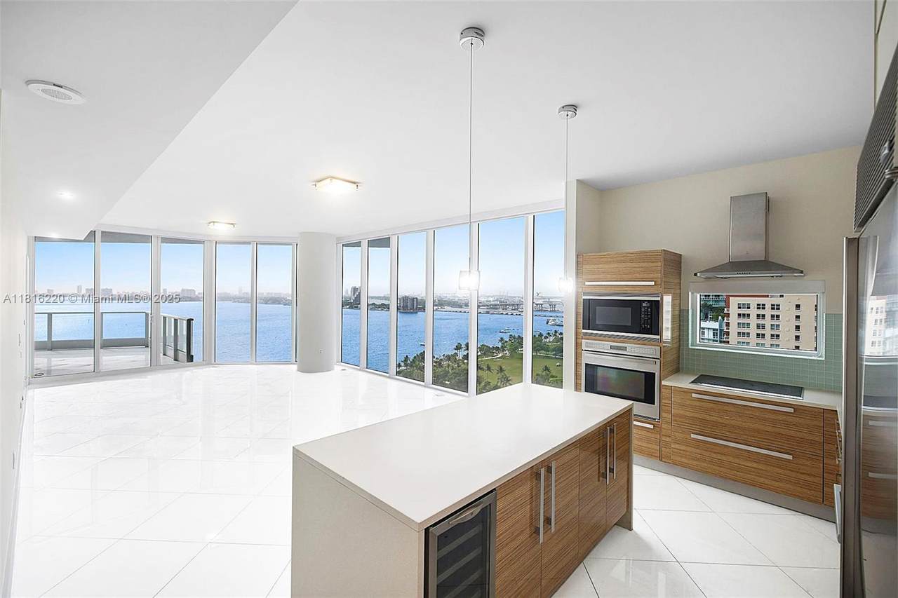 2020 Bayshore Dr - Photo 1