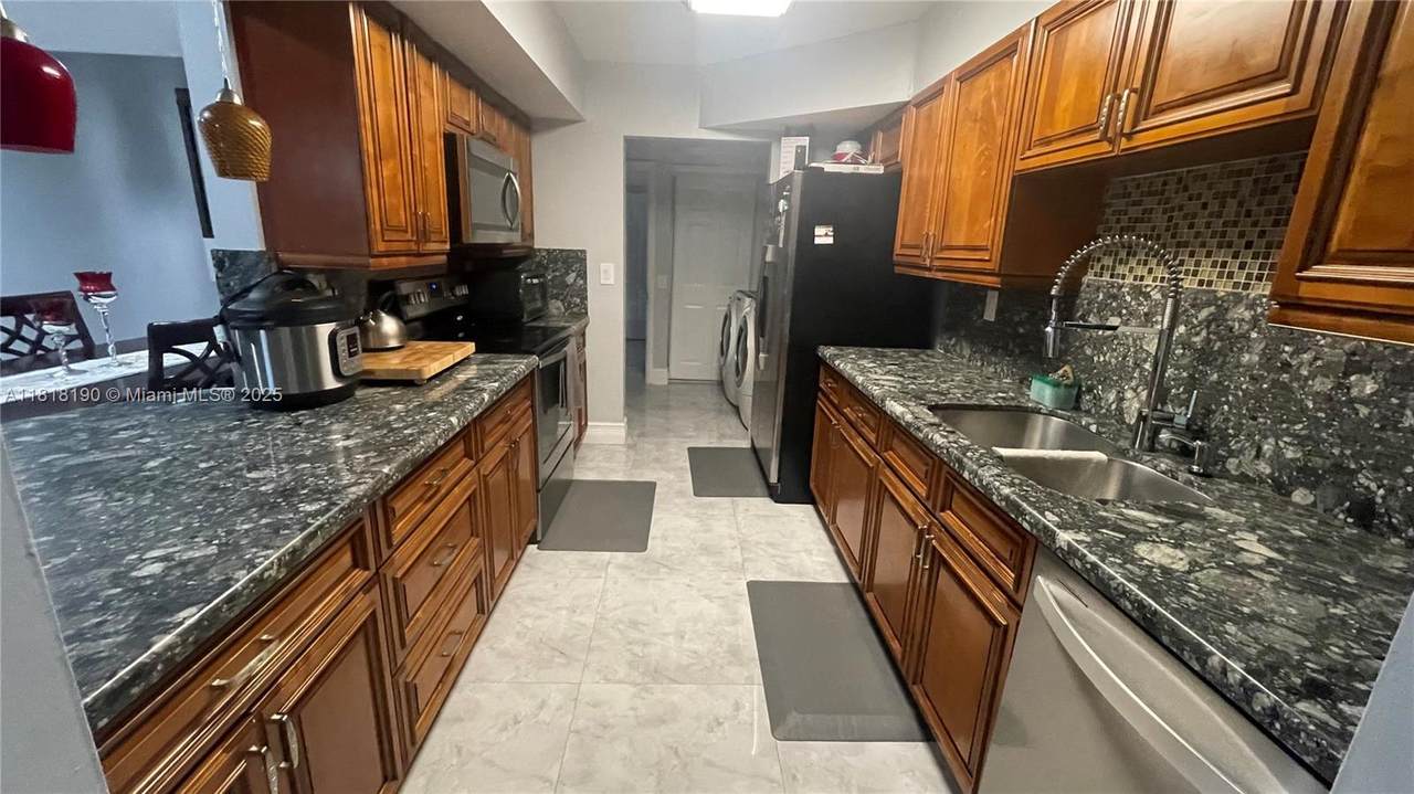 11040 Lakeview Dr - Photo 1