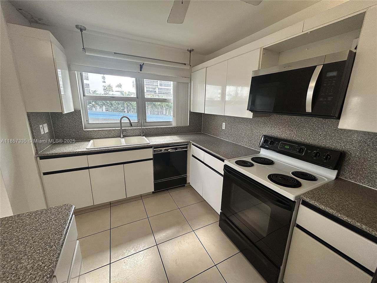 1825 Ocean Dr - Photo 1