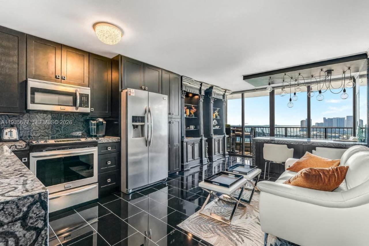 555 15th St - Photo 1