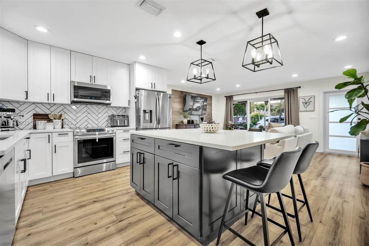 8016 43rd St - Photo 1