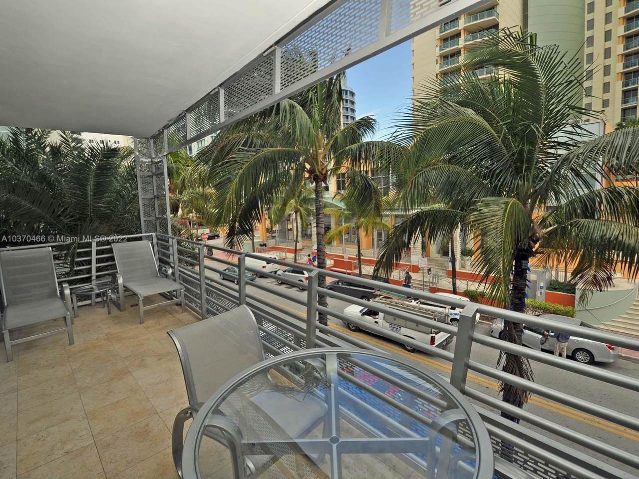 1437 Collins Ave - Photo 1
